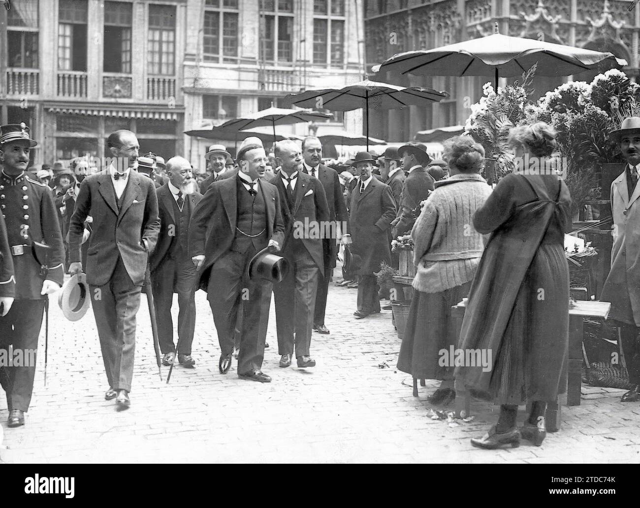 07/31/1923. Brüssel. Ein Geschenk der Königin von Spanien. Der spanische Botschafter, Marquis von Villalobar (1), mit dem Bürgermeister, Herrn de Max (2), und den Behörden, die die Blumenstände besuchten, nachdem die von Frau Victoria Eugenia gesandten Sonnenschirme an die Blumenläden geliefert wurden. Foto: Parfonry) -. Quelle: Album/Archivo ABC/Parfonry Stockfoto