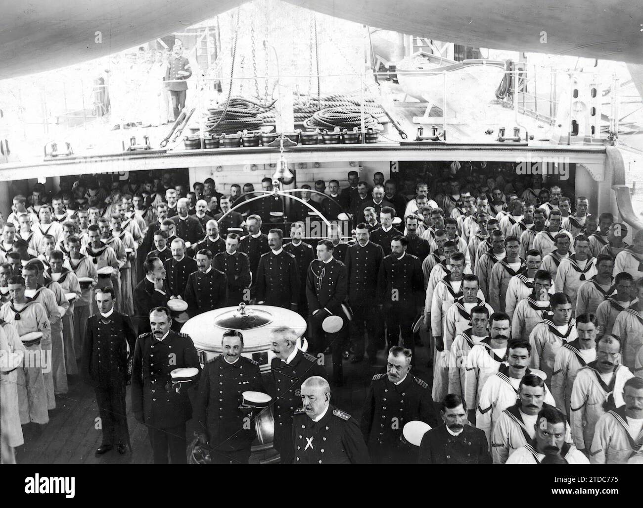 Melilla, Oktober 1911. Die Messe an Bord in Melilla. Konteradmiral Sántalo (x), Offiziere und Seeleute der "Pelayo"-Hörmesse auf dem Schiff. Quelle: Album/Archivo ABC/Rectoret Stockfoto