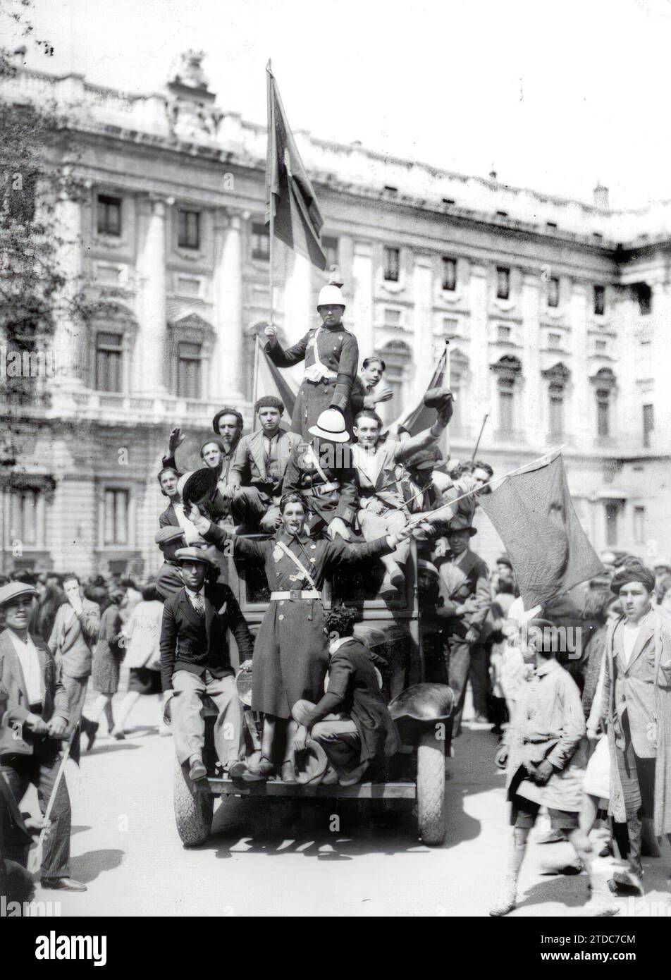 04/13/1931. Gruppen von Republikanern kommen am Oriente-Palast vorbei. Das lange Exil der spanischen Königsfamilie wird beginnen. Quelle: Album / Archivo ABC / Alfonso Sánchez García Alfonso Stockfoto