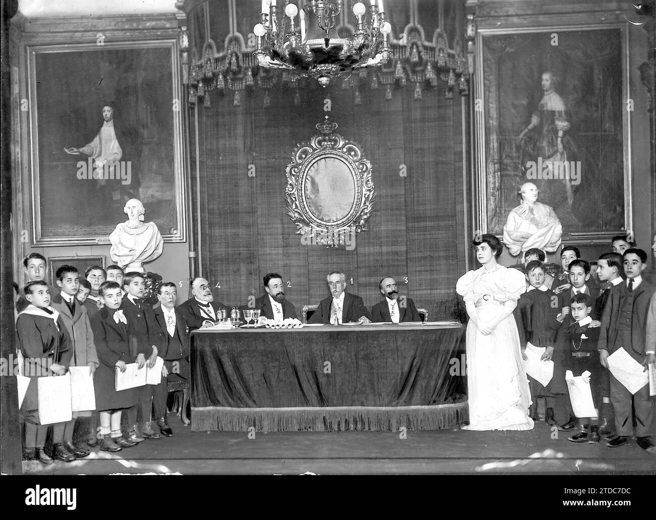 02/23/1907. An der Akademie der Bildenden Künste Madrid. Feierliche öffentliche Sitzung zur Einweihung der Aufgaben und Verteilung der Preise, bestätigt gestern Nachmittag. Der Vorsitz: (1), Herr Martin, (2), Herr Serrano, (3) Herr Repulles, (4) Herr Avilés und (5) Herr Melida und Frau Bautista, die an der Feierlichkeit teilgenommen haben. Quelle: Album/Archivo ABC Stockfoto