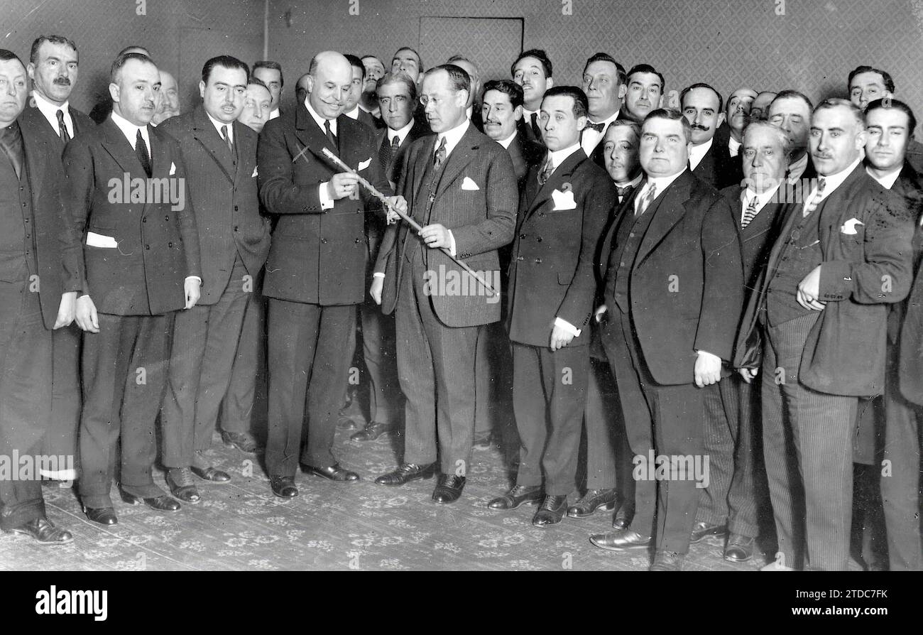 02/05/1923. Madrid. In der Zivilregierung. Der Gouverneur, Navarrese Mr. Reverter (X), empfängt den Kommandostab, den ihm seine Freunde und Wähler des Distrikts, den er in den Cortes vertritt, gegeben haben. Quelle: Album / Archivo ABC / José Zegri Stockfoto