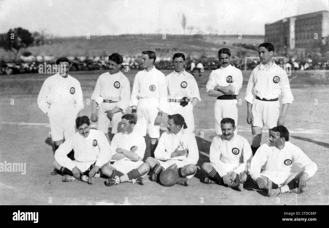 Madrid CF-Team: Gewann 1907 das Copa del Rey-Fußballspiel gegen Vizcaya de Bilbao. Von links nach rechts: Berraondo, Manuel Yarza, Alcalde, Normand, Joaquín Yarza und Quirante. Sitzplätze: Parages, Prast, José Giralt, Rühmbled und Armando Giralt. Quelle: Album/Archivo ABC Stockfoto