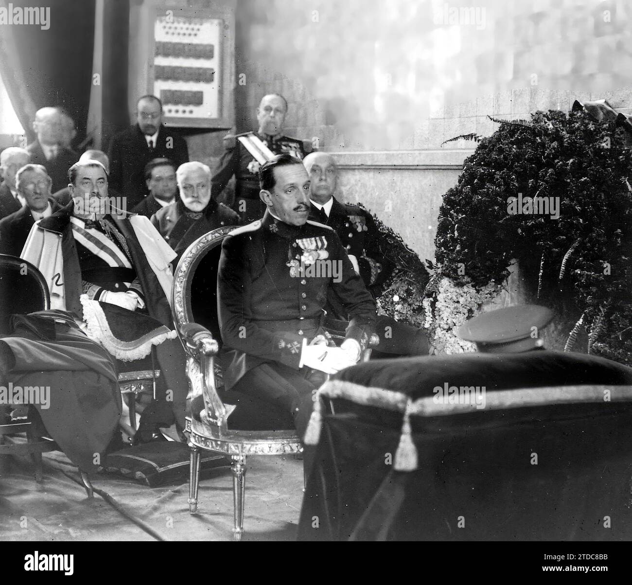 03/28/1930. Seine Majestät der König von Spanien (1) und hinter ihm General Berenguer (2) bei der Trauermesse für Miguel primo de Rivera. Quelle: Album / Archivo ABC / J. Luque Stockfoto