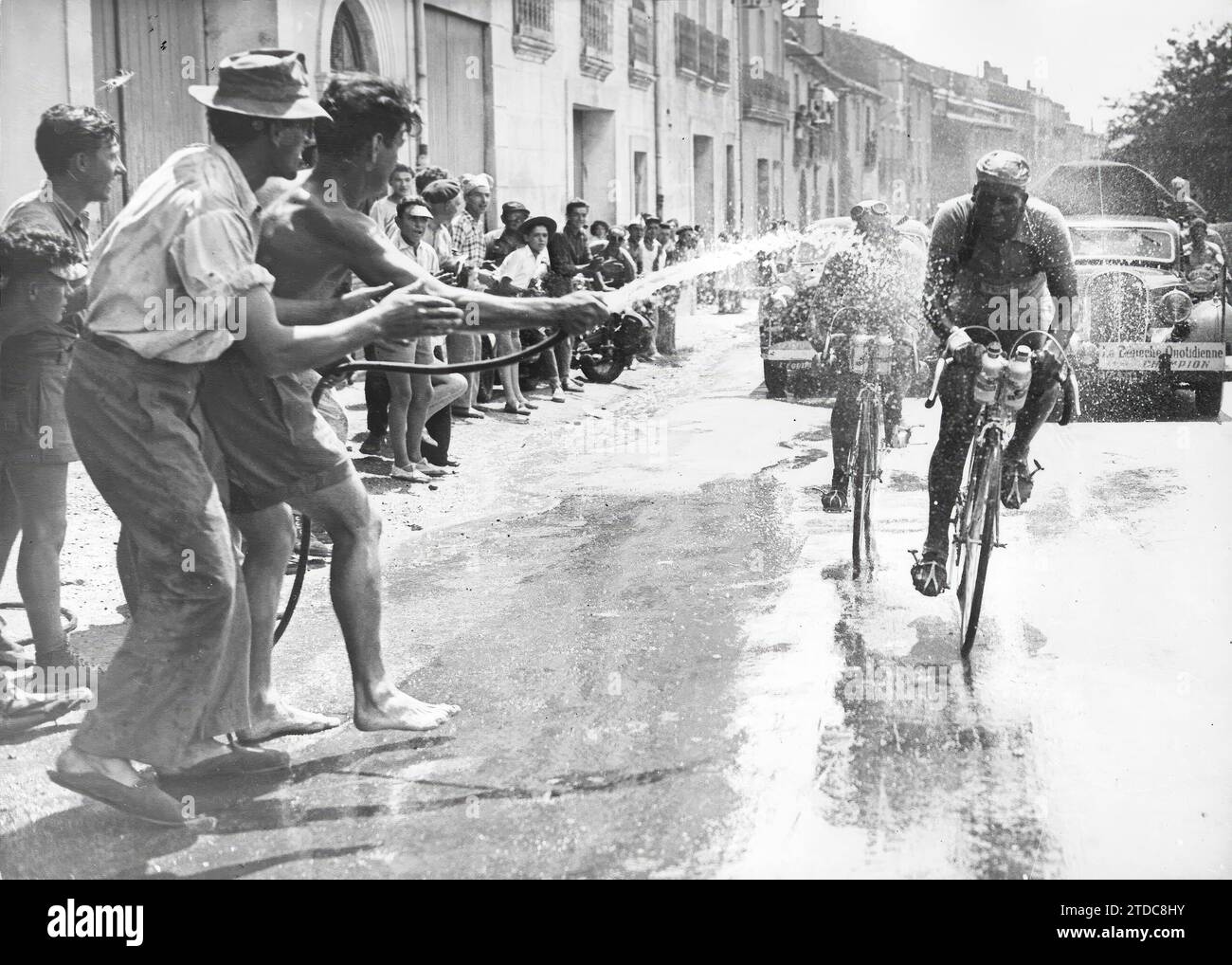Frankreich, Juli 1950. Tour de France. Die Bühne zwischen Perpignan und Nimes wurde mitten in gewaltiger Hitze geführt. Im Bild werden Zaaf und Molines von mehreren Zuschauern aufgefrischt. Quelle: Album/Archivo ABC Stockfoto