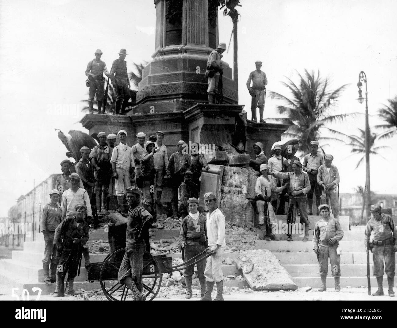 04/30/1914. Von der Einnahme von Veracruz durch die Yankees. Erscheinungsbild des Ocampo-Monuments, das durch nordamerikanische Schüsse während der Bombardierung der Stadt zerstört wurde. Foto: Hugelmann. Quelle: Album / Archivo ABC / Louis Hugelmann Stockfoto