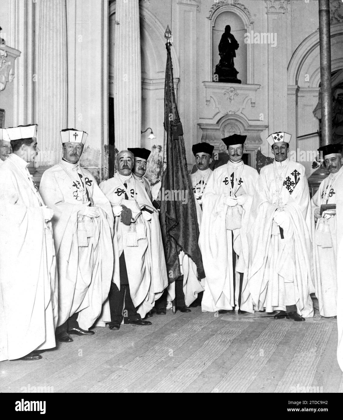 04/03/1920. Madrid. In der Kirche der Kommandeure von Santiago. Der König und der Infante Don Fernando mit dem Ordenskapitel, nach den Gottesdiensten vorgestern. Quelle: Album / Archivo ABC / Julio Duque Stockfoto