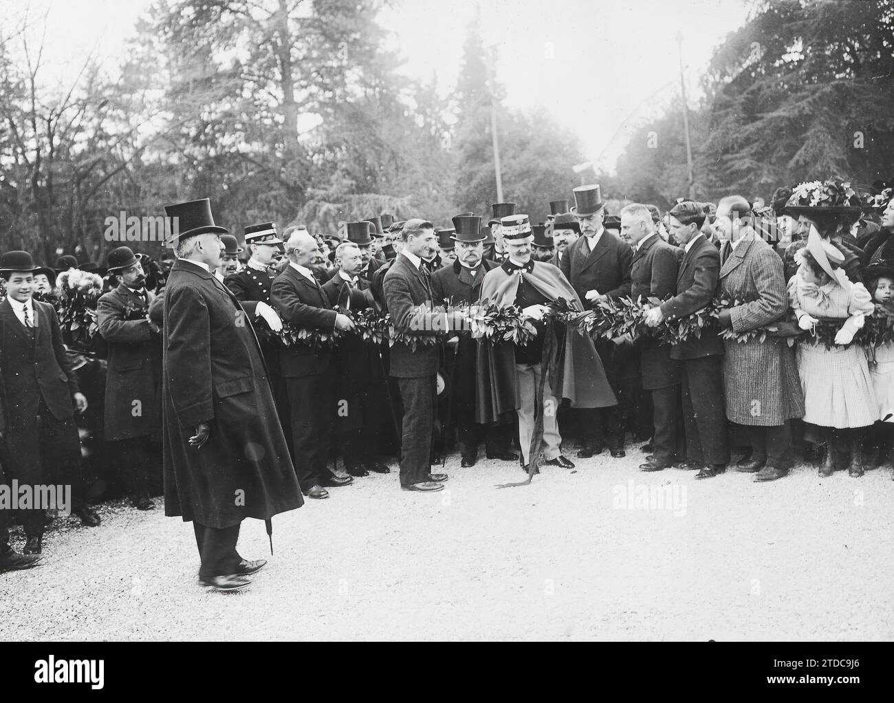 Rom (Italien), März 1908. Einweihung der Brücke Villa Borghese. König Victor Emmanuel III., schneidet die Girlande ab, die den Eingang zur Brücke markiert. Quelle: Album/Archivo ABC/Charles Trampus Stockfoto