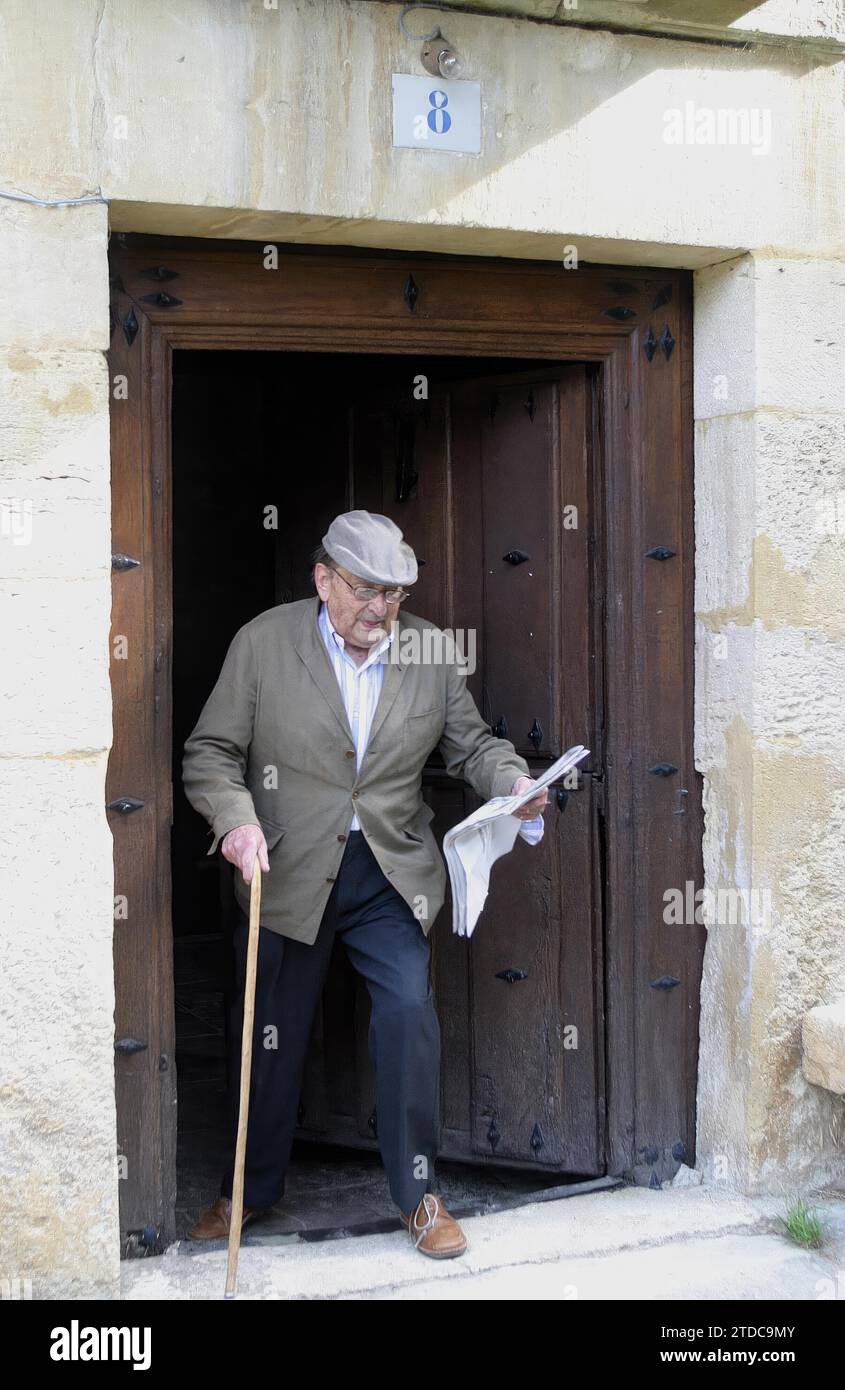 Sedano (Burgos), August 2004. Miguel Delibes, Schriftsteller, in seiner Sommerresidenz. Foto: Heras. Quelle: Album / Archivo ABC / Francisco Javier de Las Heras Stockfoto