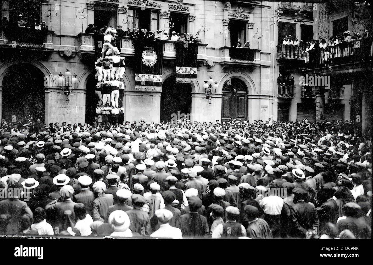 05/31/1914. Valls - Hommage an General Andrés de Comerma. Die Valls Pickets erheben gewagte Türme vor dem Rathaus zu Ehren des Generals - ungefähres Datum. Quelle: Album / Archivo ABC / Joaquín Vallvé Stockfoto