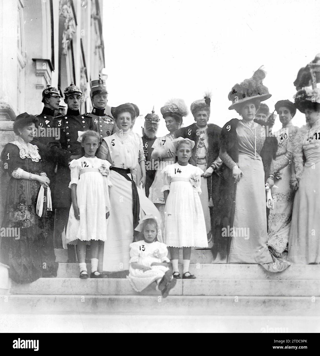 09/28/1908. München - die Könige von Spanien im Schloss Nynphenbourg - (1) Infantin Doña Paz (2) Prinz Adalberto (3) Alfonso von Kalabrien (8) Prinzessin von Bayern (9) Königin Victoria Eugenie (10) Infantin María Teresa (11) Prinzessin Beatrice von Coburg 12,13,14 Kinder der Herzöge von Kalabrien. Quelle: Album/Archivo ABC Stockfoto