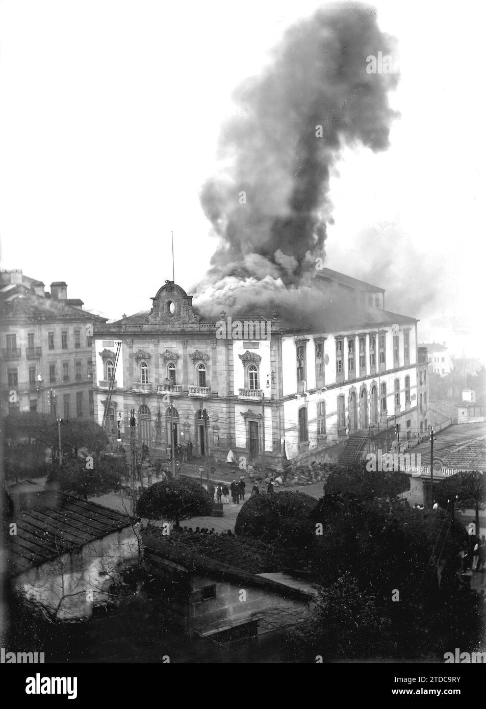 01/31/1910. Feuer in einem Theater in Vigo. Erscheinen des Theaters Rosalía de Castro während des Feuers, der es vollständig zerstört hat. Quelle: Album/Archivo ABC Stockfoto