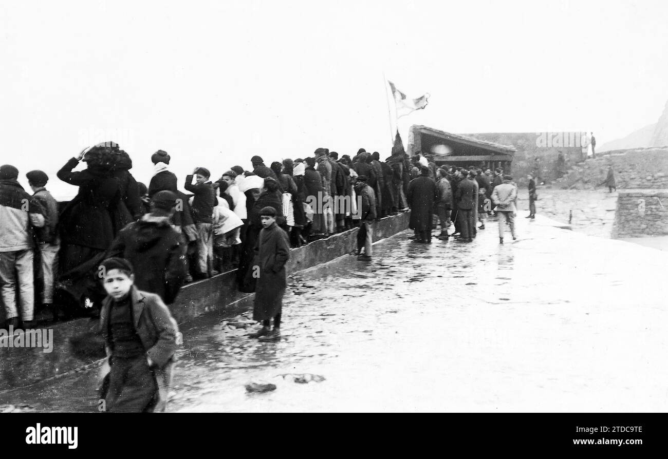 12/31/1909. Über das Unheimliche nachdenken. Die Öffentlichkeit aus der Nähe der Schiffbrüchigen Rettungsgesellschaft, die Zeuge der vorbereitenden Operationen der Rettungsaktion der Guipúzcoa war. Quelle: Album / Archivo ABC / Ricardo Santalo Stockfoto