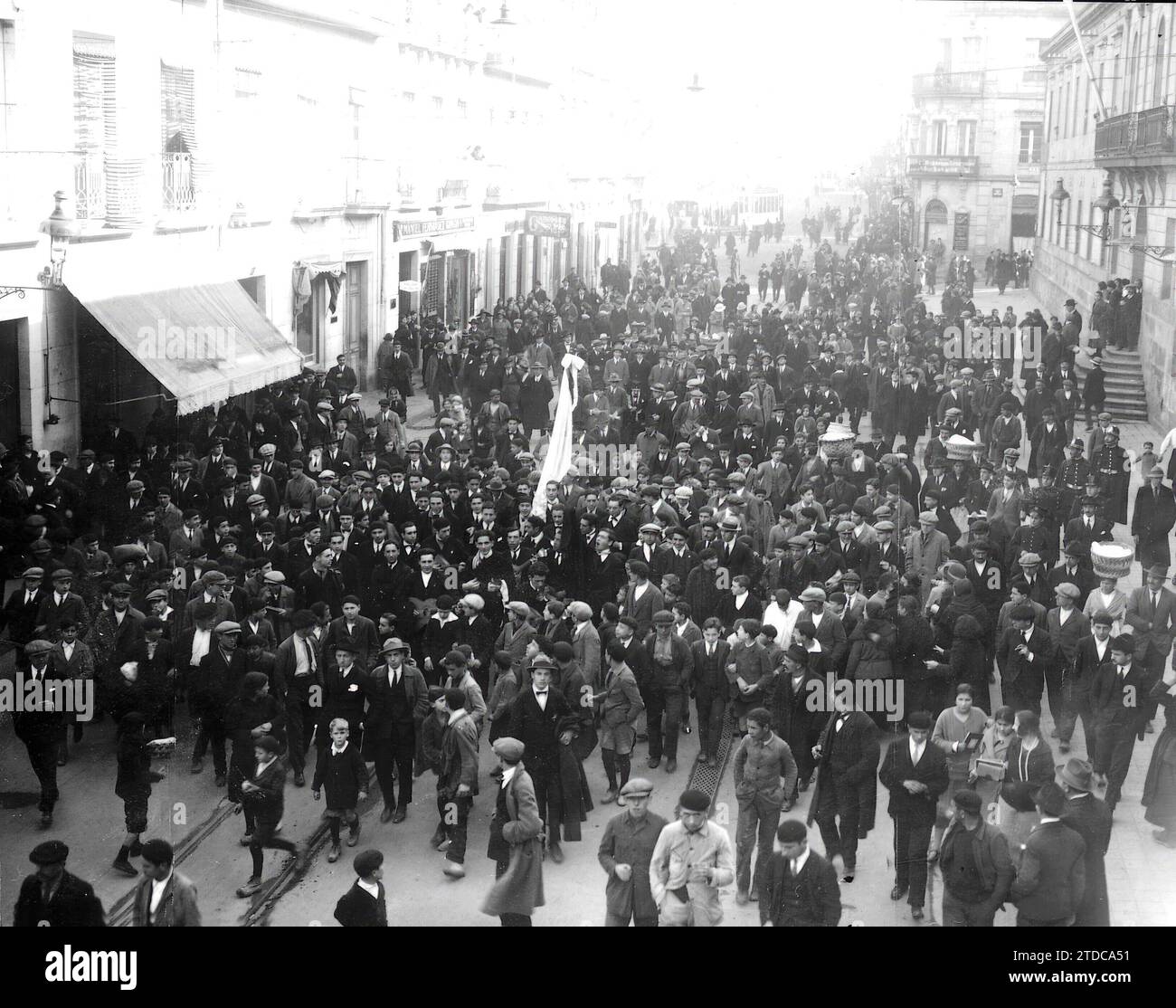 11/30/1923. Vigo. Portugiesischer Feigenkaktus. Ankunft der Ingenieurstudenten der Universität Porto, die die Estudiantetina bilden (Foto Pacheco). Wenn Sie durch die Prince Street fahren. Quelle: Album/Archivo ABC Stockfoto