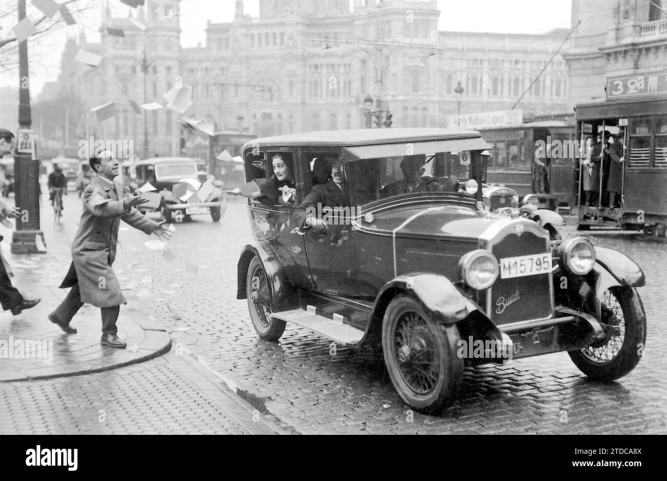 Madrid, 15.02.1936. Verteilung der Wahlpropaganda von einem Buick in der Alcalá-Straße, mit dem Kommunikationspalast im Hintergrund. Es waren die letzten Wahlen vor dem Bürgerkrieg, die von der Volksfront gewonnen wurden. Quelle: Album / Archivo ABC / Albero y Segovia Stockfoto