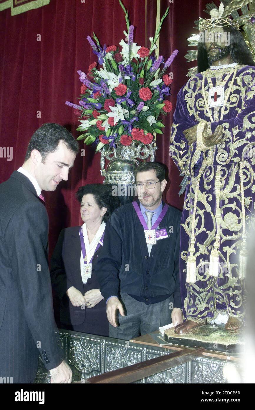 Madrid, 03.07.2003. Seine Hoheit Fürst Felipe von Borbón, in der traditionellen Fußküsse in der Basilika Nuestro Padre Jesús de Medinaceli. Foto: Javier Prieto ARCHDC. Quelle: Album / Archivo ABC / Javier Prieto Stockfoto