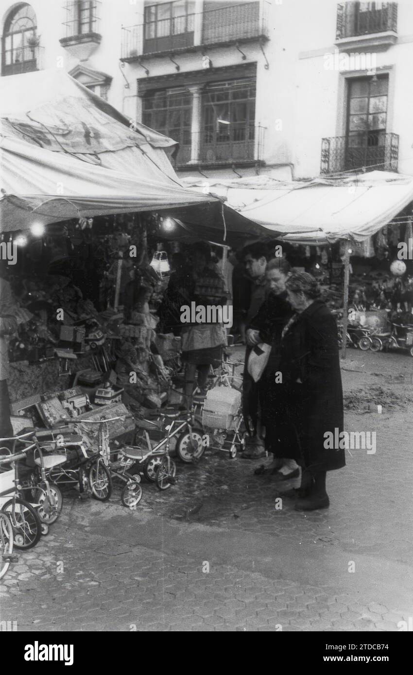 01/03/1963. Weihnachtsspielzeug-Stände in Sevilla. Quelle: Album/Archivo ABC Stockfoto