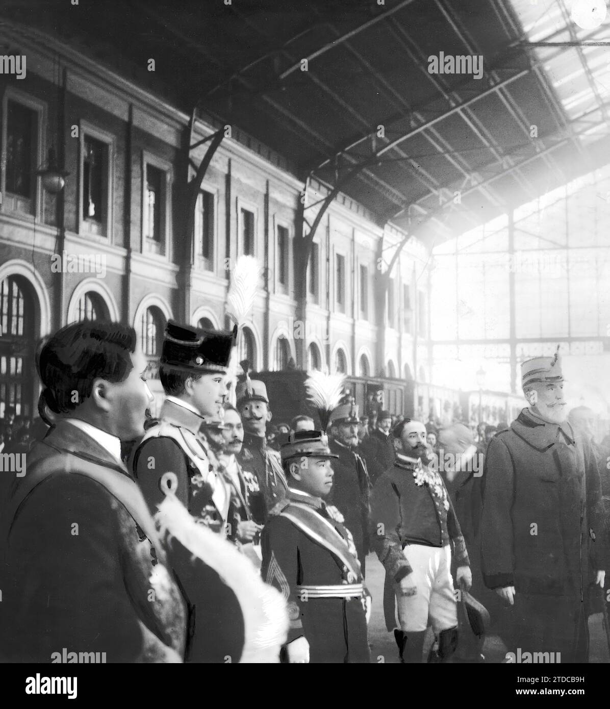 02/29/1908. Madrid. Ankunft von Prinz Kuni. Am Nordbahnhof. Von links nach rechts: Der japanische Minister in Madrid, der Infante Don Fernando, der Sekretär der japanischen Gesandtschaft, Hauptmann Carrión, Assistent des Fürstenordens. Vor dem Säugling Prinz Kuni (X) und zu seiner Linken die Reiterei des Königshauses Pérez Seoane. Quelle: Album / Archivo ABC / Ramón Alba Stockfoto