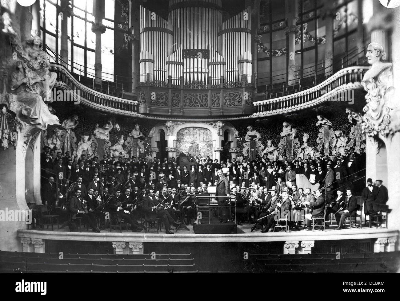 12/31/1912. Die Chorgesellschaft Bilbao in Barcelona betrachtet den katalanischen Musikpalast während des baskischen Musikkonzerts der Orfeonistas Bilbaínos. Foto Arija. Quelle: Album / Archivo ABC / José Arija Stockfoto