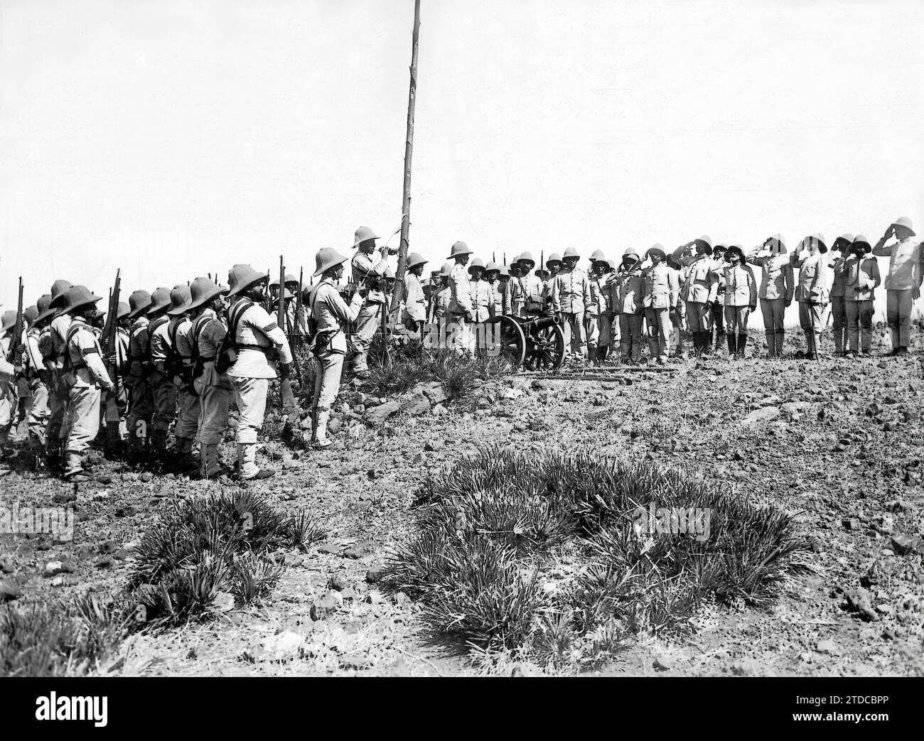 09/30/1909. Der Gruß an die Flagge, wenn sie gehisst wird. Die Bugles spielen den königlichen Marsch, die Soldaten präsentieren Waffen und die Chiefs und Offiziere saluteten Militär. Quelle: Album / Archivo ABC / Ramón Alba Stockfoto