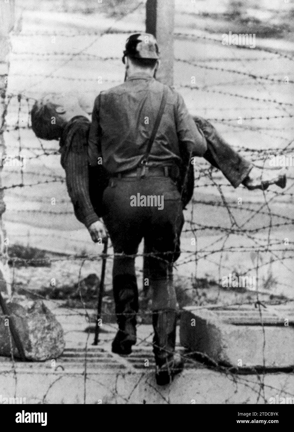 08/16/1962. Das erste Opfer der Berliner Mauer: Ein ostdeutscher Polizist nimmt die leblose Leiche des jungen Peter Fechter auf, der von der Polizei erschossen wurde, als er versuchte, die Berliner Mauer zu überqueren. Quelle: Album/Archivo ABC Stockfoto