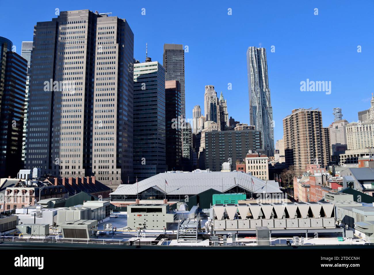 Die Dächer des Tin Building und des Fulton Market Building mit Frank Gehrys Turm und Southbridge Tower in Lower Manhattan, New York Stockfoto