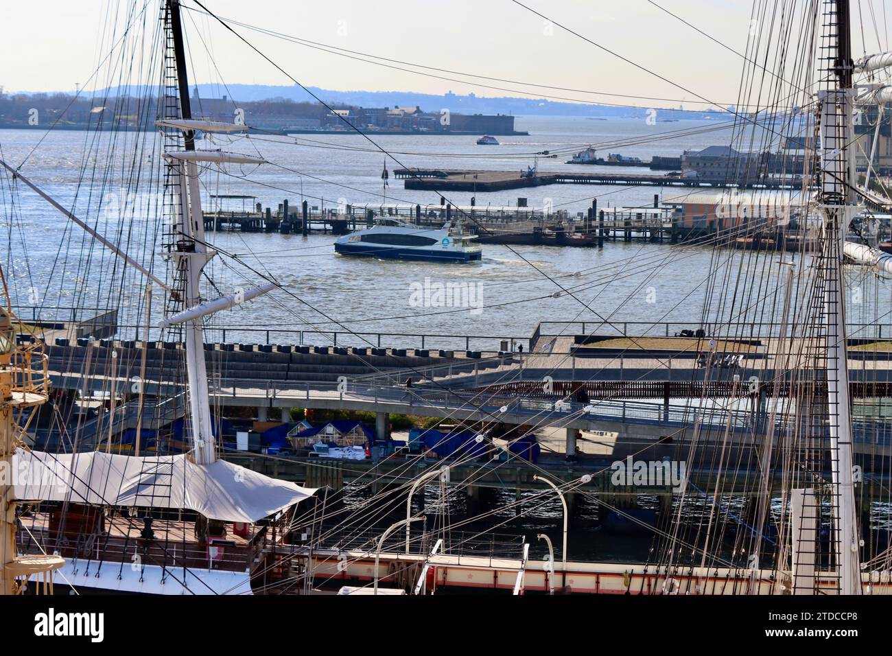 New Yorker Hafen von Pier 17 mit Masten der alten Museumsschiffe im Vordergrund. Lower Manhattan New York Stockfoto