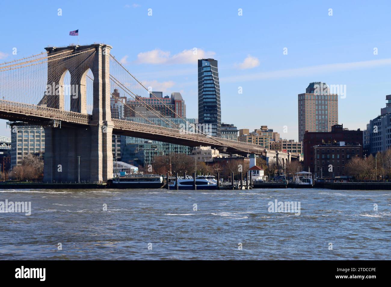Brooklyn Bridge und Brooklyn am Flussufer vom Pier 17 in Manhattan, New York Stockfoto