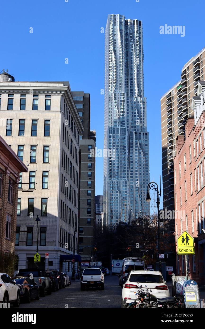 76-stöckiges Wohnhaus-Wolkenkratzer, entworfen von Frank Gehry, an der 8 Spruce Street von der Beekman Street und Front Street in Lower Manhattan, New York Stockfoto