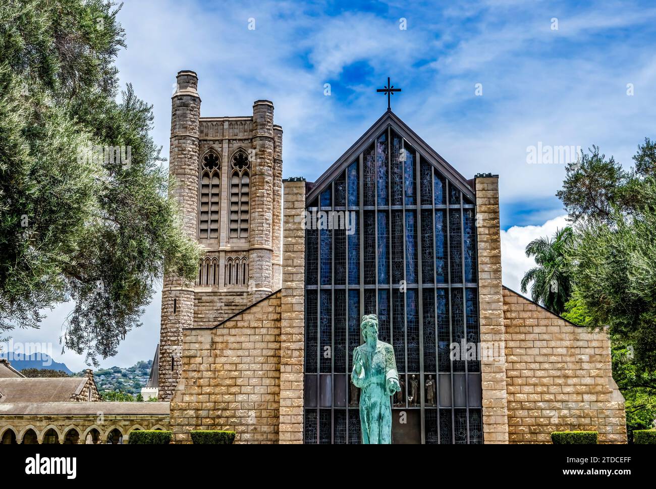 St. Andrew Episcopal Cathedral Church Honolulu Oahu Hawaii. Gegründet 1857 von König Kamehameha V. St. Andrew Statue des kroatischen Bildhauers Ivan Meštrović, Stockfoto