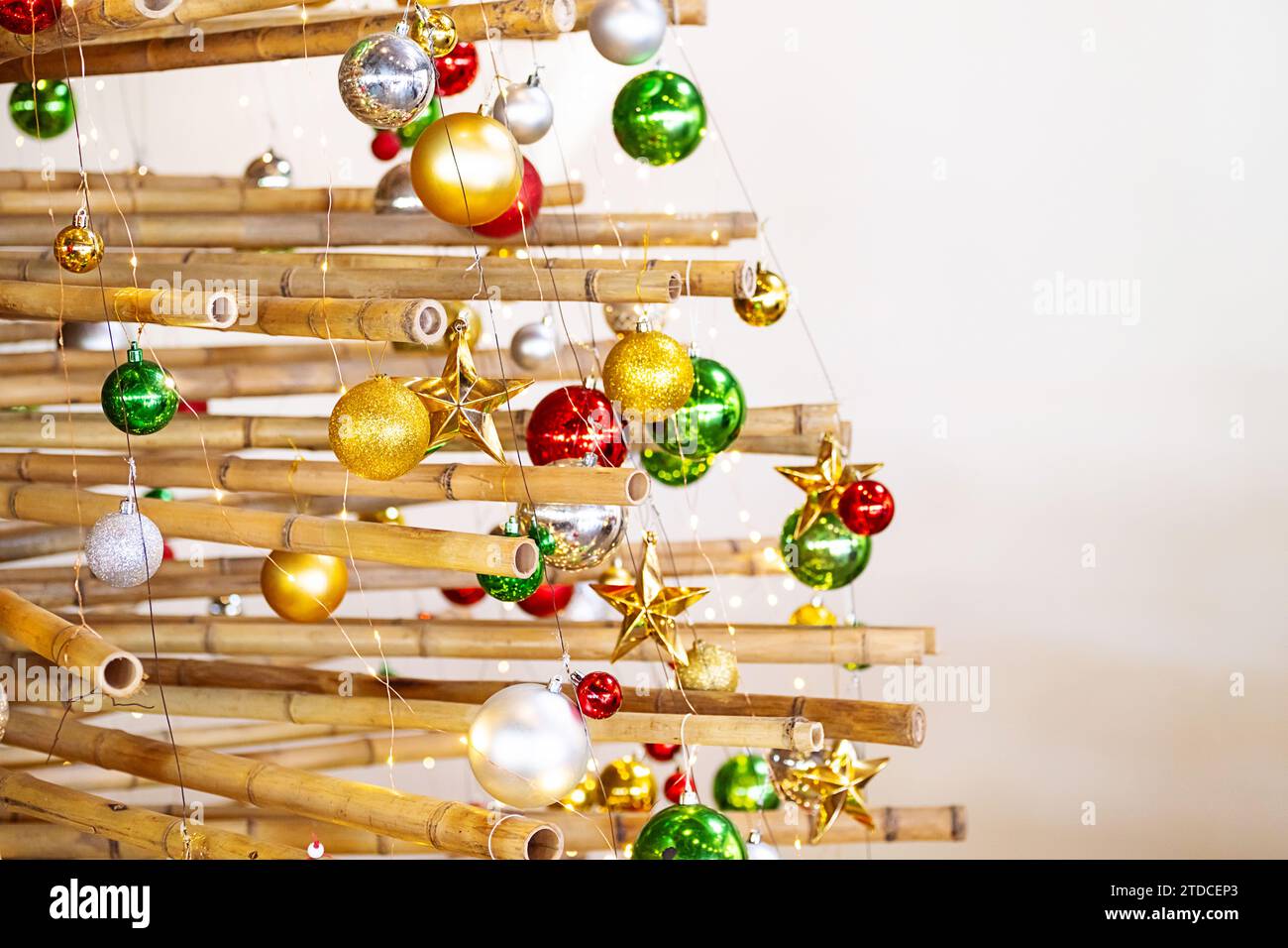 Bambus-Weihnachtsbaum. „Zero Waste Christmas“-Konzept. Stockfoto