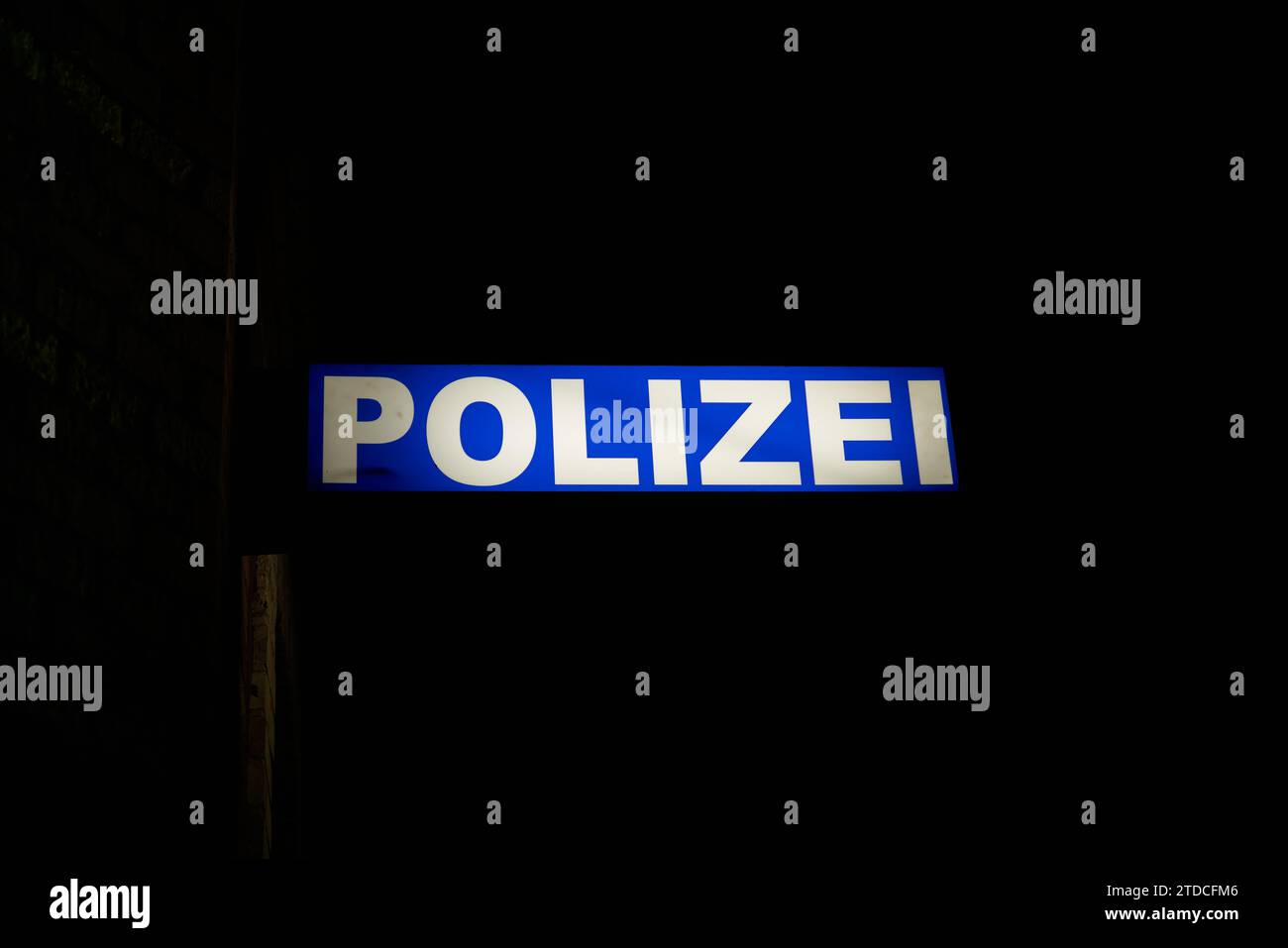 Neonlicht einer Polizeistation im Stralsund-Hafen in Deutschland bei Nacht Stockfoto