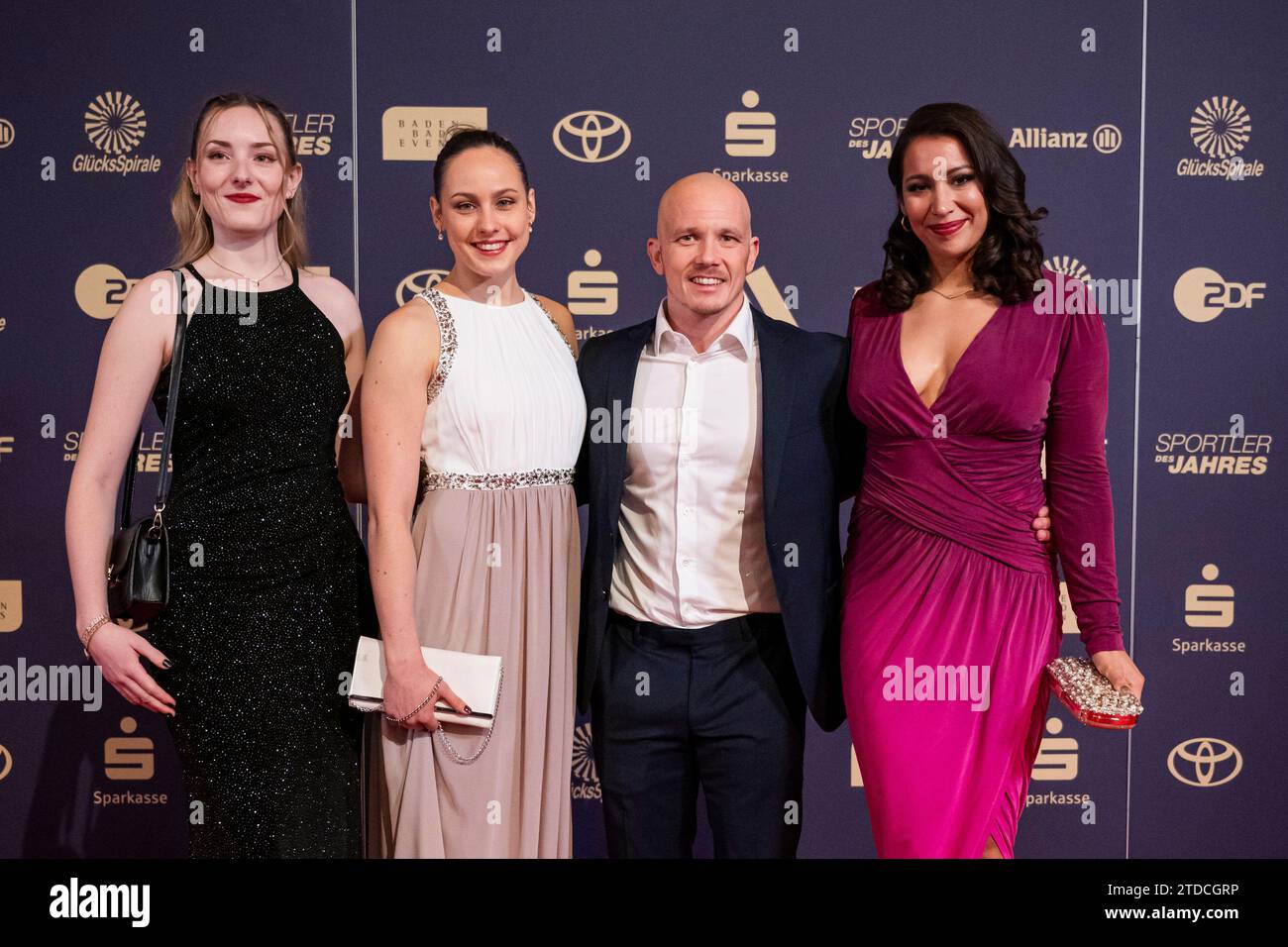 Baden Baden, Deutschland. Dezember 2023. Sarah Voss (2. V. l.), Fabian Hambüchen (3. V. l.) und die Firma stehen auf dem roten Teppich im Kurhaus vor der Sportsperson des Jahres 2023. Quelle: Tom Weller/dpa/Alamy Live News Stockfoto