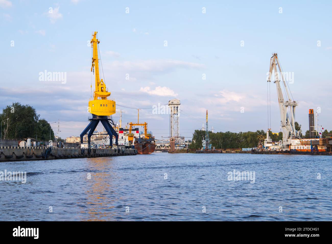 Hafenkrane am Seehafen Kaliningrad, Russland Stockfoto