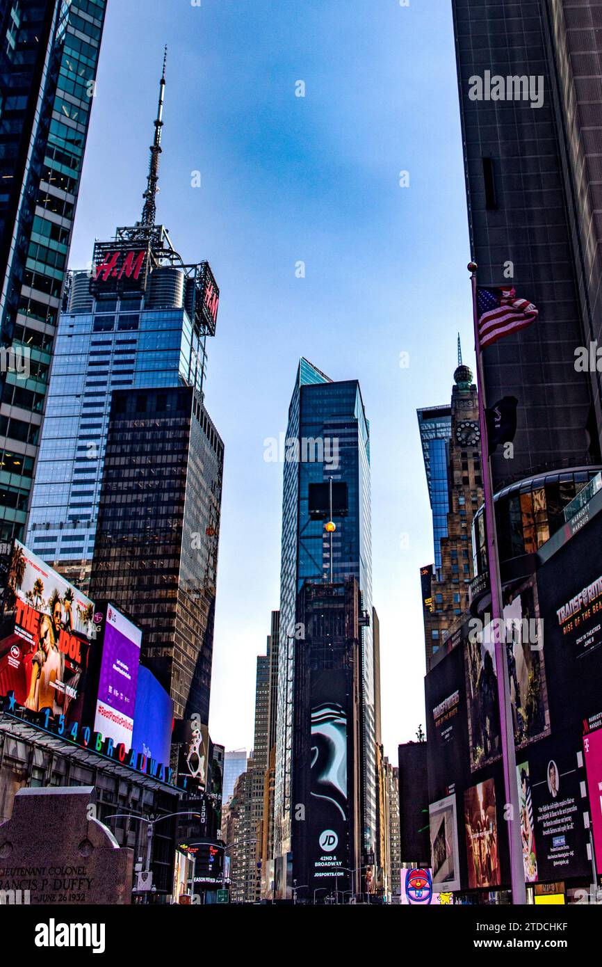 New York, USA; 31. Mai 2023: Vertikales Foto der Wolkenkratzer am Times Square im Herzen von Manhattan und des Big Apple, einem weltweit bekannten Ort. Stockfoto