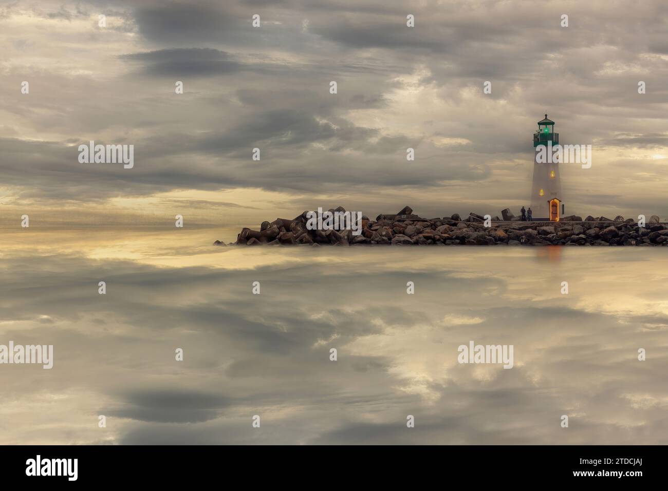 Stormy Sunset over Breakwater (Walton) Lighthouse, Santa Cruz, Kalifornien, USA. Stockfoto