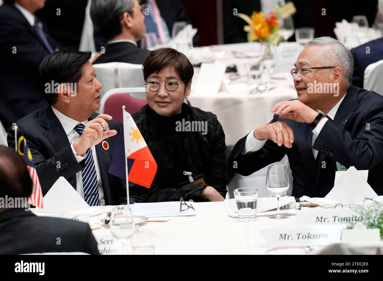 Tokio, Japan. Dezember 2023. Der Präsident der Philippinen Ferdinand Marcos Jr., links, spricht mit Tetsuro Tomita, Vorsitzender des Rates von KEIDANREN (Japan Business Federation), rechts, zum 50. Jahrestag des ASEAN-Japan-Mittagessens in Tokio am Montag, 18. Dezember 2023. (Credit Image: © POOL via ZUMA Press Wire) NUR REDAKTIONELLE VERWENDUNG! Nicht für kommerzielle ZWECKE! Quelle: ZUMA Press, Inc./Alamy Live News Stockfoto