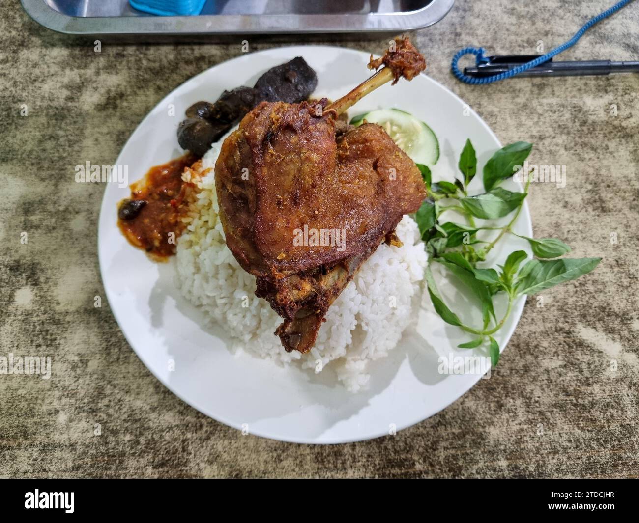 Blick von oben auf einen Teller mit gebratener Ente und Reis mit traditionellem Servieren Stockfoto