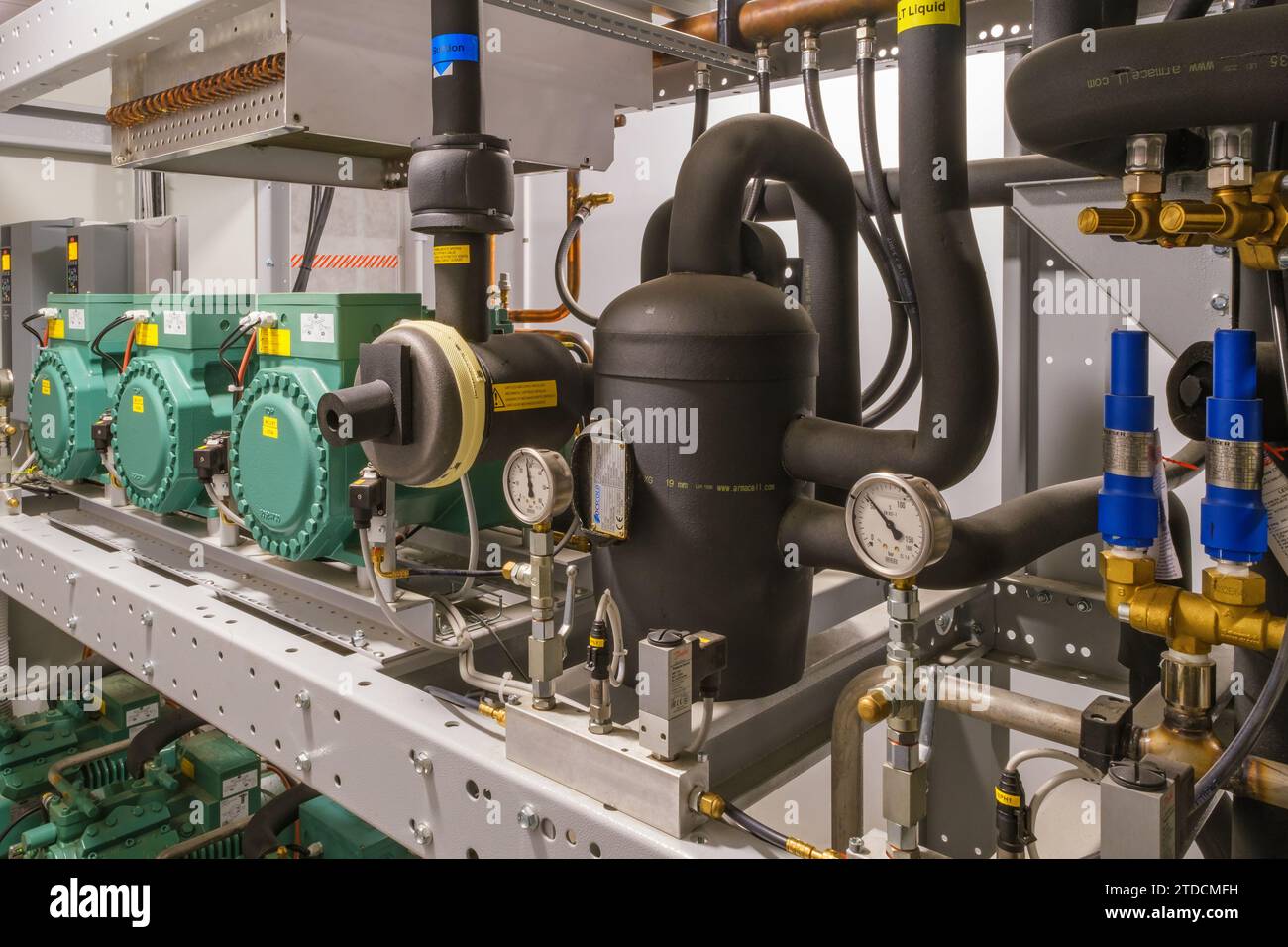 Tank- und Elektromotoren in einem Maschinenraum Stockfoto