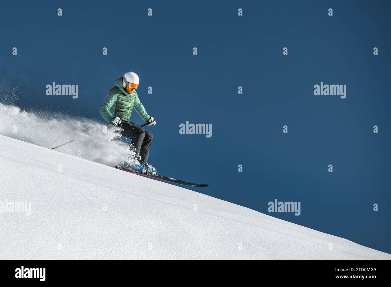 Sportlicher Mann beim Skifahren im Neuschnee Stockfoto