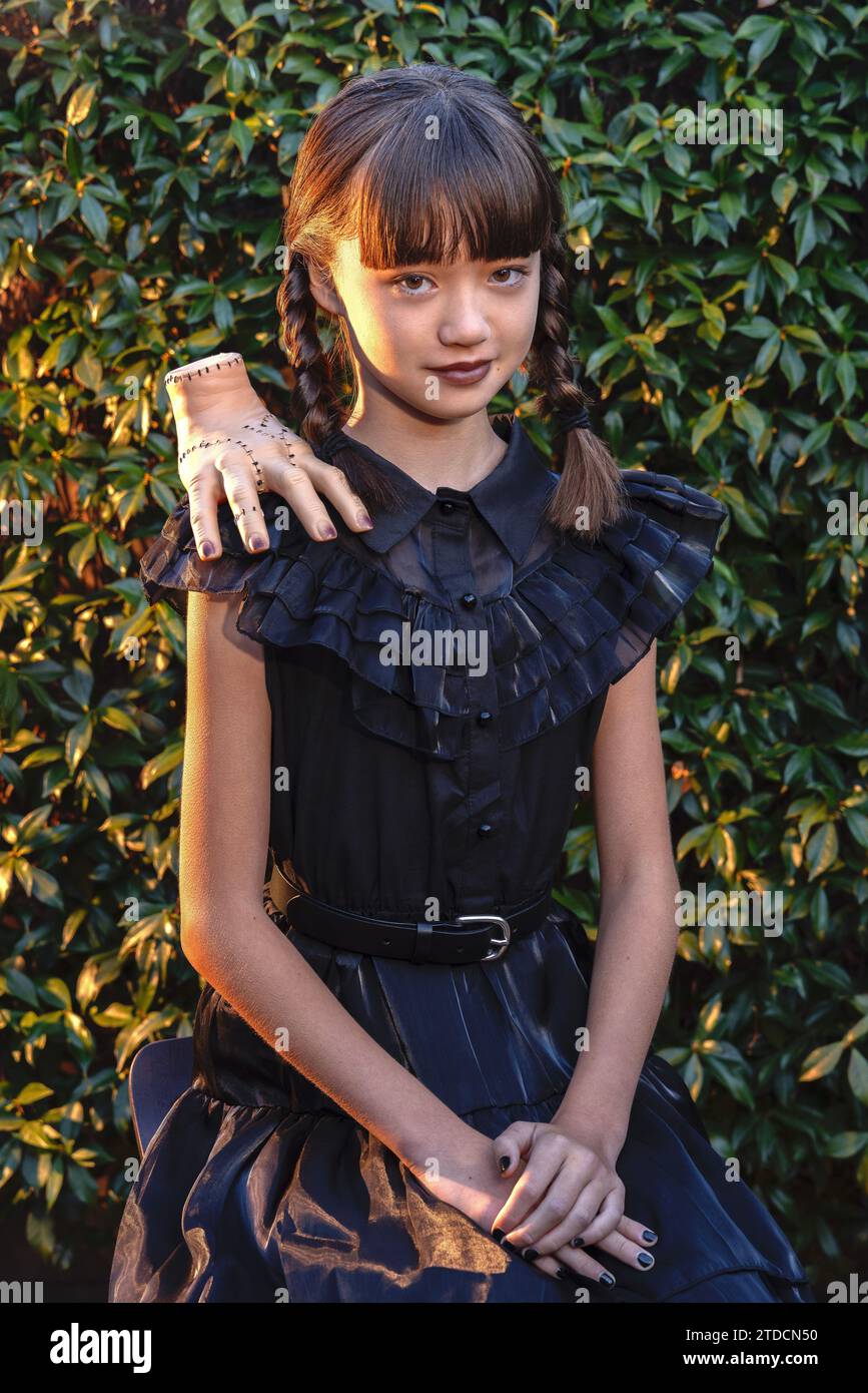 Ein Mädchen, verkleidet als Mittwoch zu Halloween Stockfoto