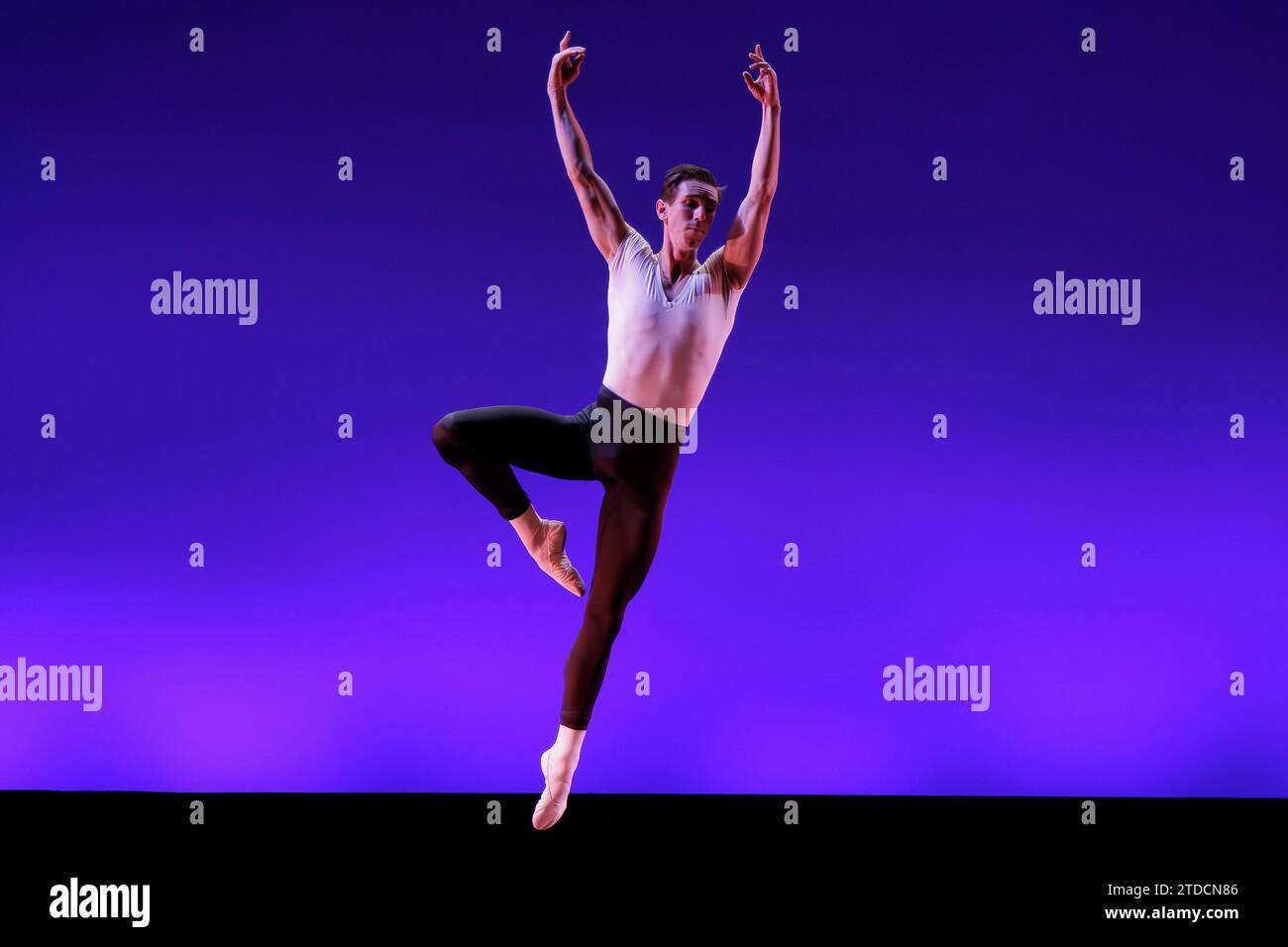 Männlicher Balletttänzer, Der In Passé Springt Stockfoto