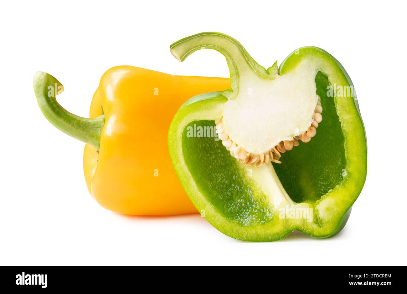 Frische gelbe Glocke oder süße Paprikaschote mit grüner Hälfte ist auf weißem Hintergrund mit Schnittpfad isoliert. Stockfoto