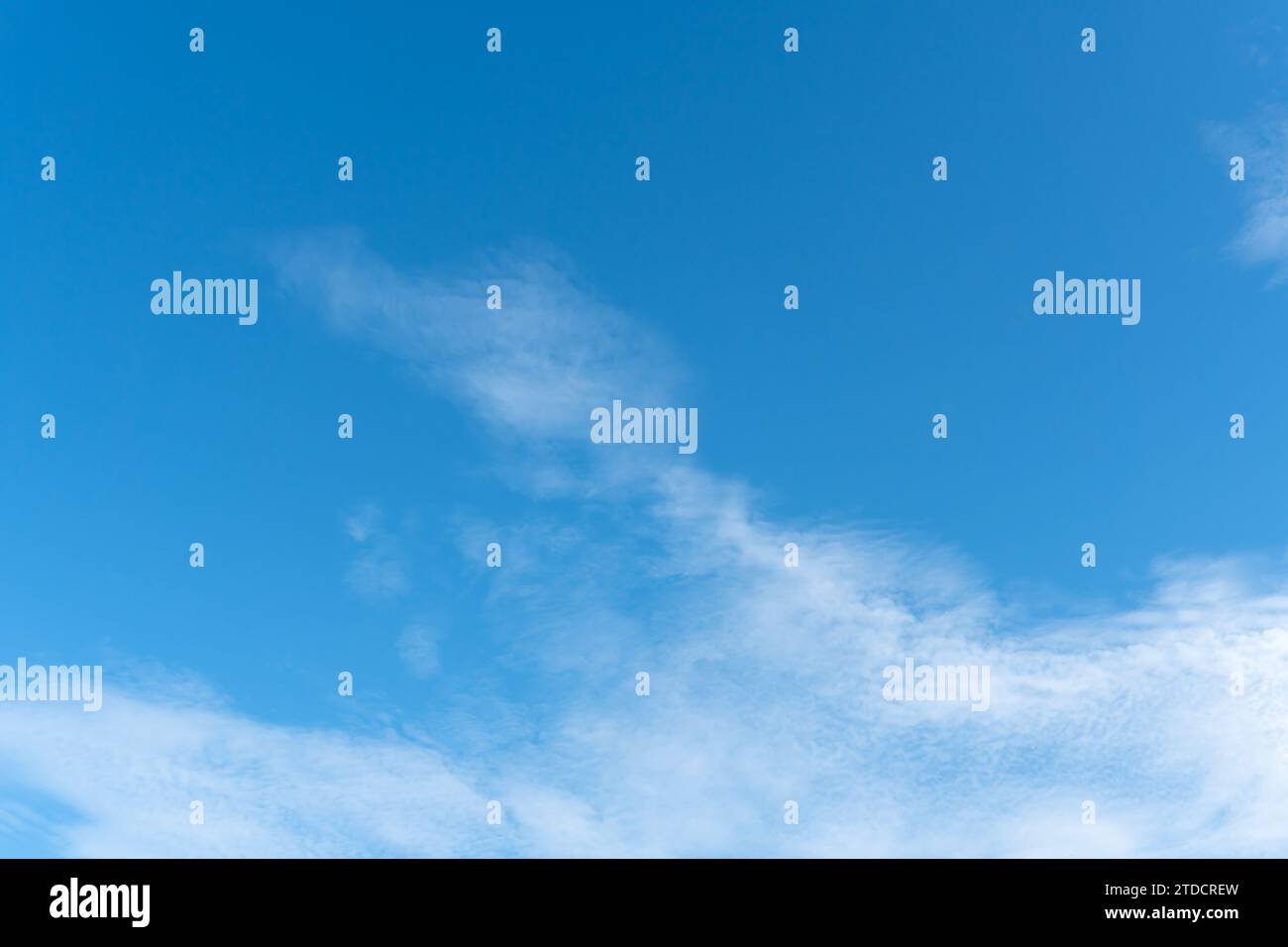 Schöner blauer Himmel mit seltsamer Wolkenform am Morgen oder Abend wird als natürliche Hintergrundstruktur in dekorativen Kunstwerken verwendet. Stockfoto