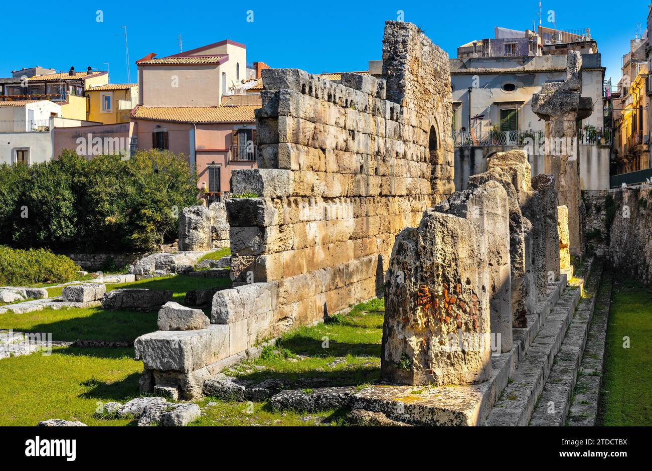 Syrakus, Sizilien, Italien - 16. Februar 2023: Tempel des Apollo Doric Ruinen und archäologische Stätte auf der antiken Insel Ortigia von Syrakus historisch Stockfoto