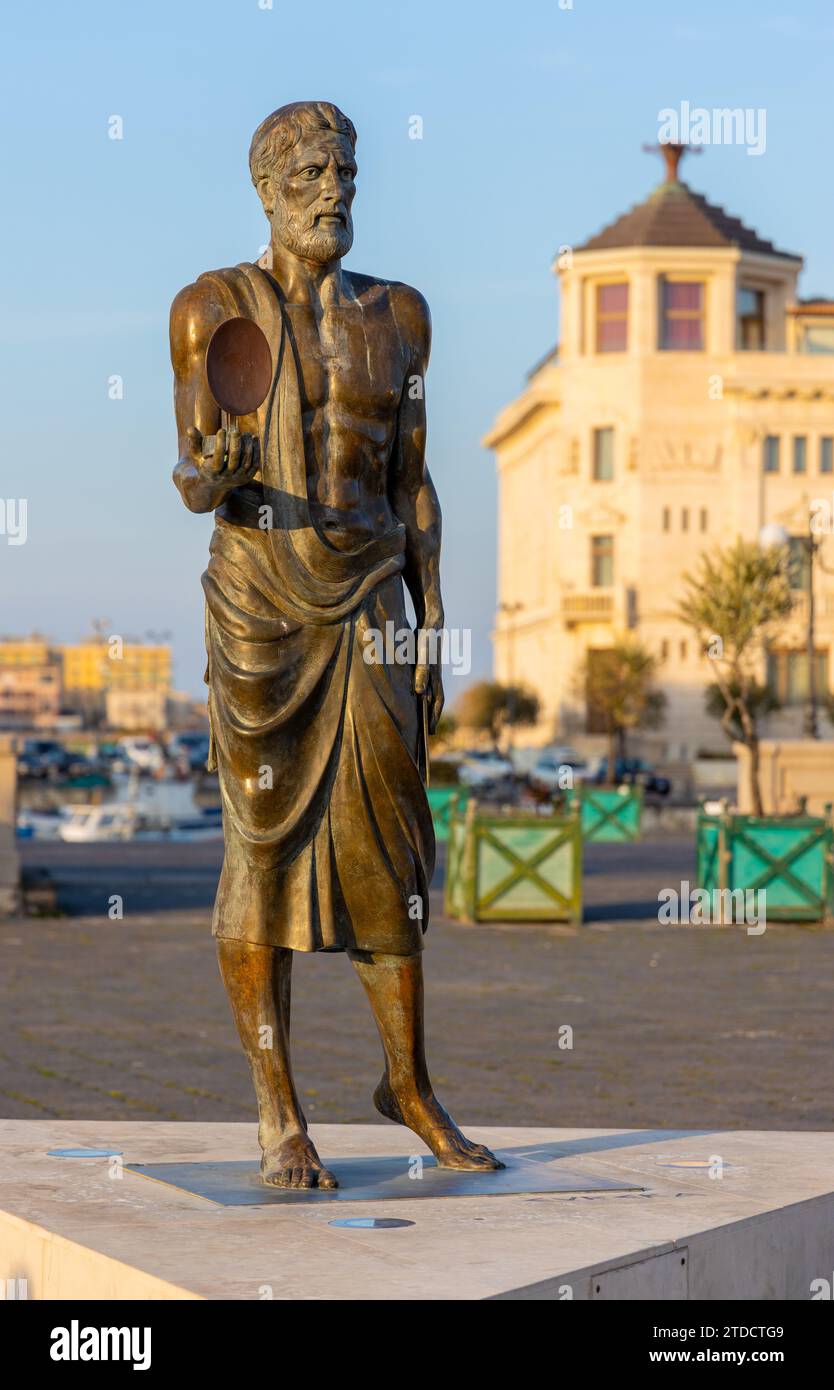 Syrakus, Sizilien, Italien - 16. Februar 2023: Archimedes-Statue von Pietro Marchese mit Stomachion-Projekt auf der Brücke ponte Umbertino auf der Insel Ortigia Stockfoto