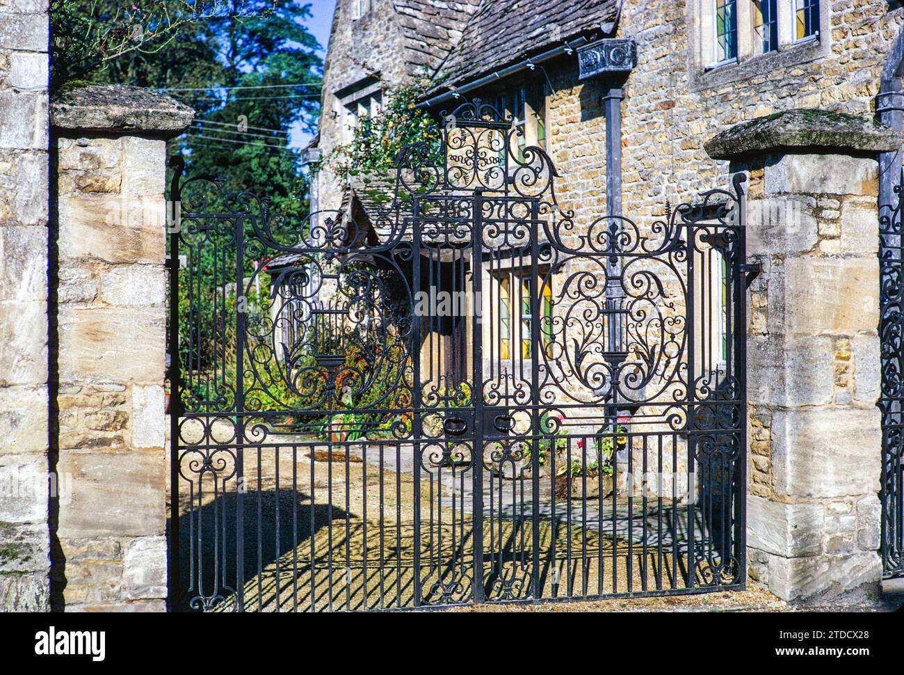 Reich verziertes Tor und Cotswold Stone House, Bourton on the Water, Gloucestershire, England, UK Oktober 1971 Stockfoto