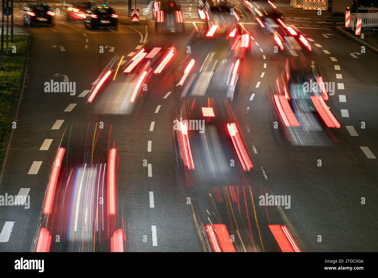 Nächtlicher Autoverkehr in Hamburg mit langer Belichtung und Unschärfe Stockfoto