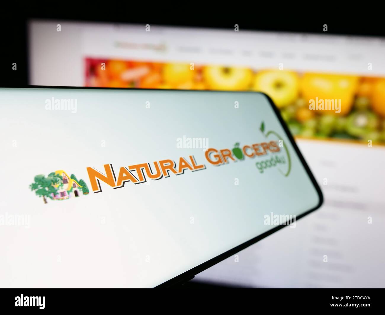 Smartphone mit Logo des Einzelhandelsunternehmens Natural Grocers von Vitamin Cottage Inc. Vor der Website. Fokussieren Sie sich auf die linke Mitte des Telefondisplays. Stockfoto