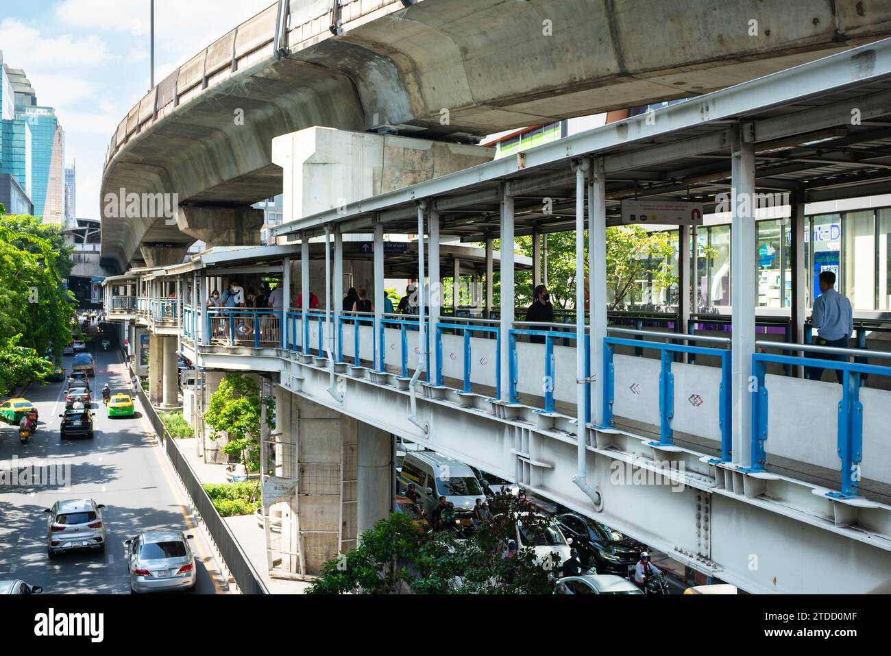 Bangkok, Thailand - 4. Dezember 2023: Erhöhter Fußweg in Si Lom mit Verbindung zum BTS Skytrain und Einkaufszentren. Stockfoto