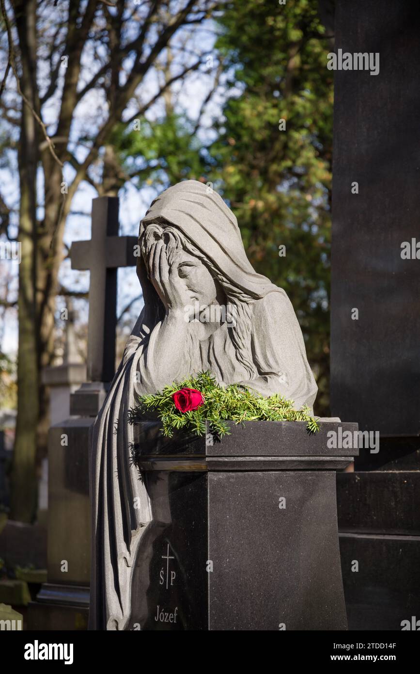 Polen, Warschau: Skulptur auf dem Powazki Friedhof, dem ältesten und berühmtesten Friedhof des Landes. Stockfoto
